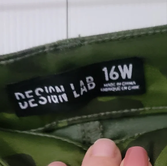 Design Lab N.W.T. camo skinny pant - Picture 2 of 3